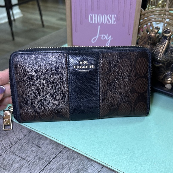 Low start Coach Signature Brown and Black Zip Wallet EUC - Picture 1 of 11